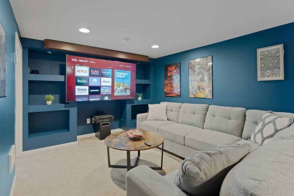 Theater Room / Hot Tub / 2 Living Rooms/ Fire Pit