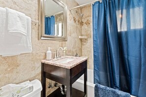 Baignoire, sèche-cheveux, serviettes fournies