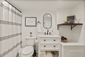 Badewanne, Haartrockner, Handtücher