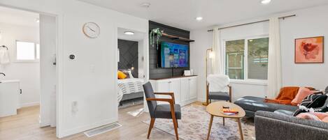 3 habitaciones, escritorio, tabla de planchar con plancha y wifi