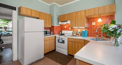 Chic Vintage Vibes | Stylish Stay Near It All