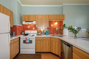 Fridge, microwave, oven, stovetop - Vintage Craftsman near dog park—Pet-friendly, Sleeps 4. (Spokane)