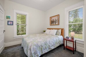 2 bedrooms, desk, WiFi, bed sheets - Chic Vintage Vibes | Stylish Stay Near It All (Spokane)