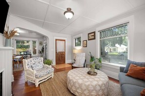TV, fireplace, offices - Vintage Craftsman near dog park—Pet-friendly, Sleeps 4. (Spokane)
