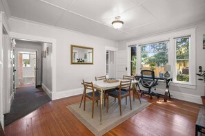 Dining - Vintage Craftsman near dog park—Pet-friendly, Sleeps 4. (Spokane)
