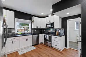 Een koelkast, een magnetron, een oven, een kookplaat