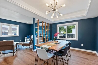 City Lights & Soaking Nights |Hot Tub + Near Arena