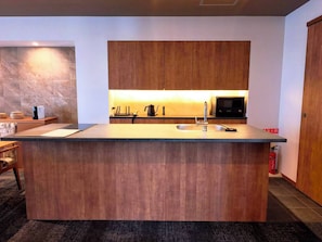 Luxury Condo | Private kitchen | Mini-fridge, microwave, oven, stovetop - 'Ulalena (Shizuoka)