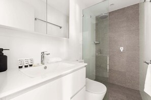 Dusche, Haartrockner, Handtücher, Shampoo