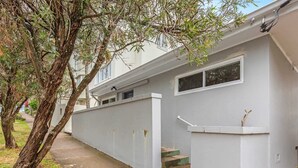 Un bâtiment moderne doté d’un toit plat, d’une petite fenêtre et d’une porte.