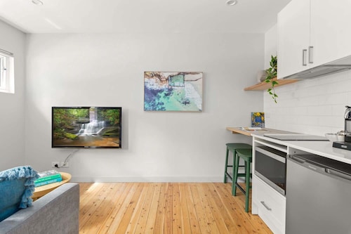 Modern 1-Bed Pad Minutes Away from Coogee Beach
