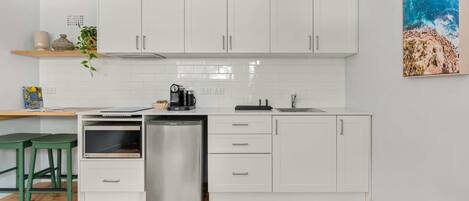 Réfrigérateur, micro-ondes, four, plaque de cuisson