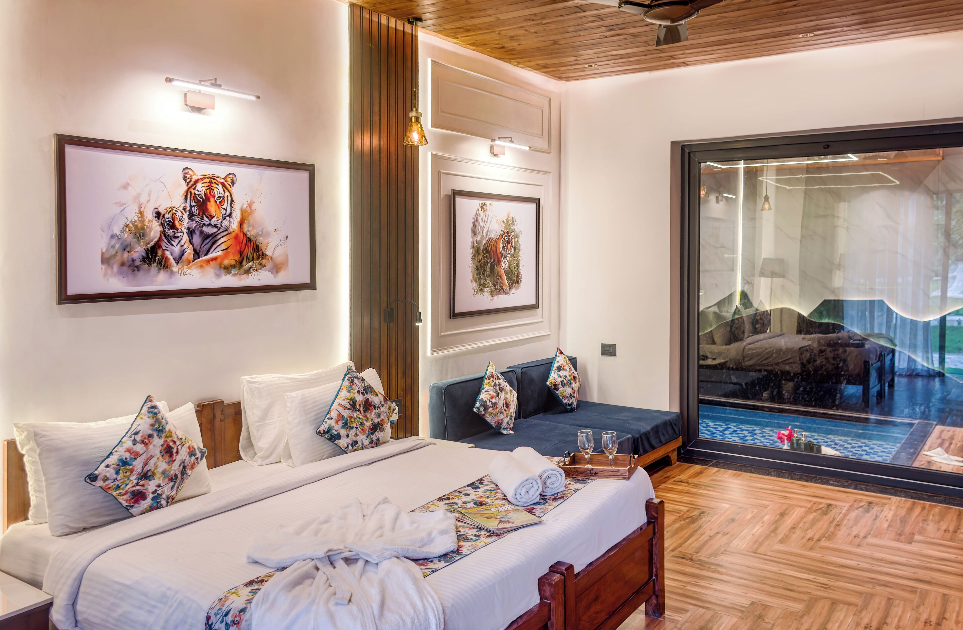 Suite estudio Royal | Muebles diferentes, escritorio y espacio para trabajar con laptop 