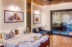 Muebles diferentes, escritorio y espacio para trabajar con laptop 