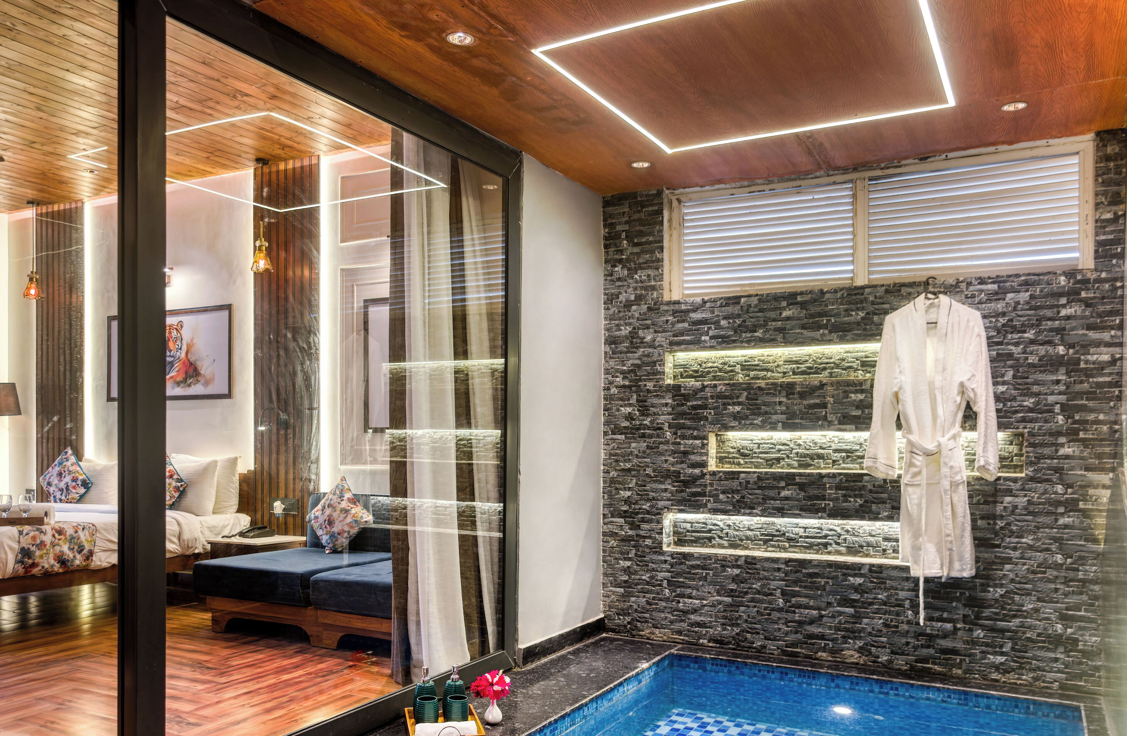 Suite estudio Royal | Muebles diferentes, escritorio y espacio para trabajar con laptop 