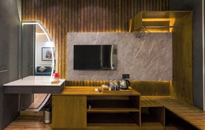Royal Studio Suite | Individually furnished, desk, laptop workspace, free WiFi - Corbett Machaan Resort (Ramnagar)
