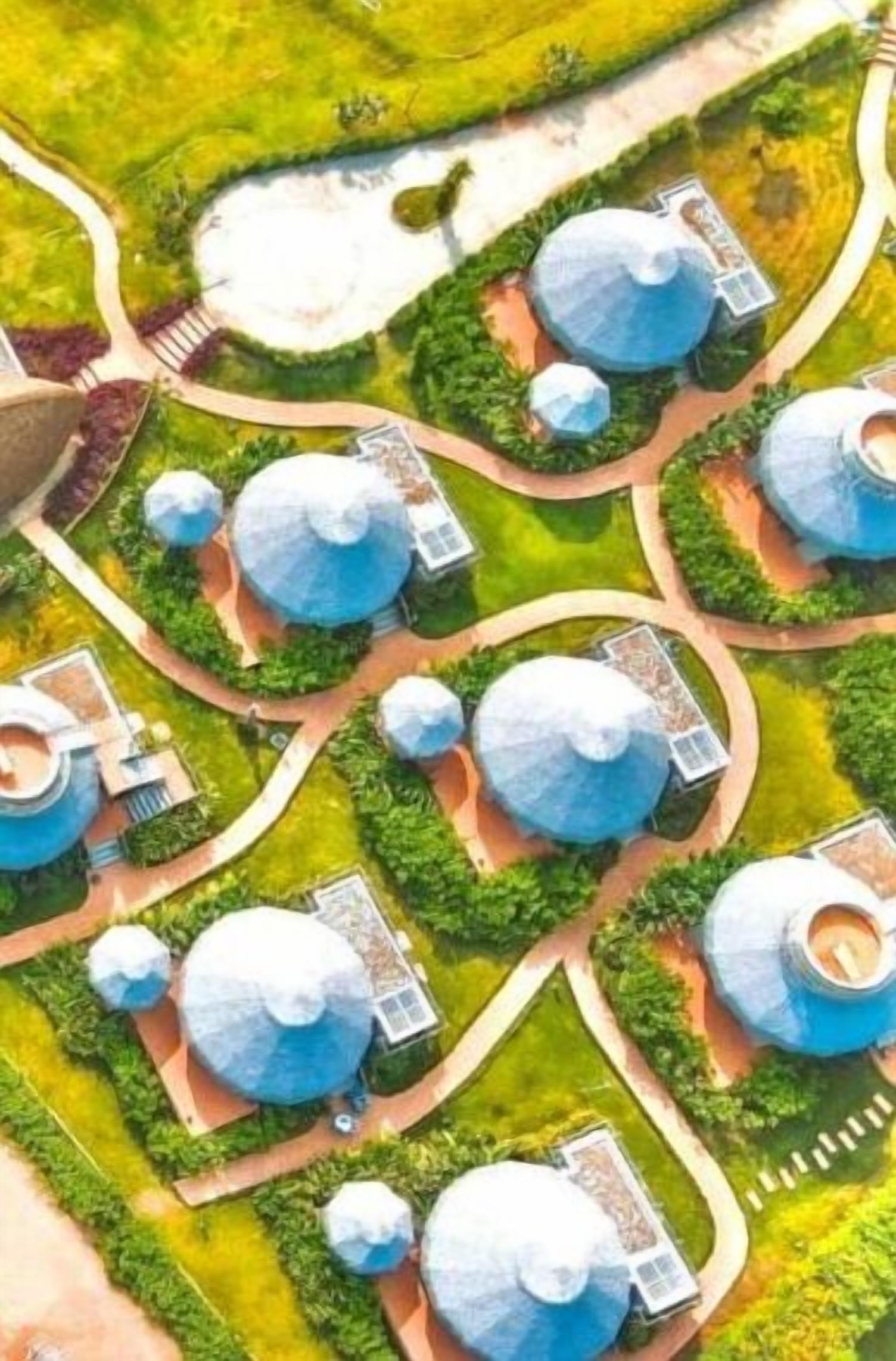 Distribución de estructuras esféricas con senderos y vegetación, presumiblemente parte de un complejo turístico o hotelero.