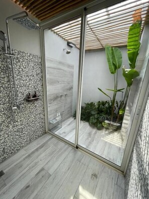 Đồ dùng nhà tắm miễn phí, máy sấy tóc, áo choàng tắm 