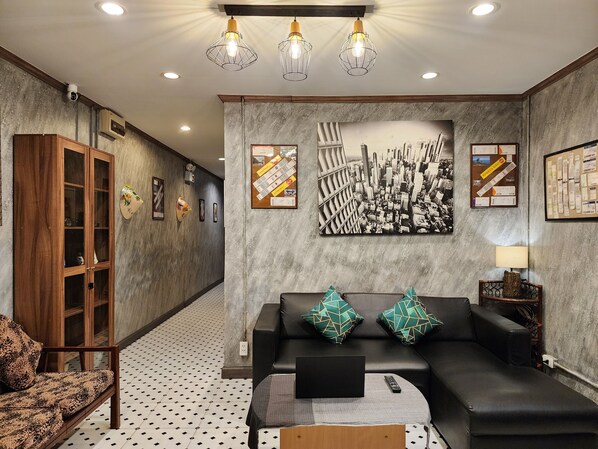 32-inch Smart TV with satellite channels - The Travellers House - Pet Friendly Accommodation (Bangkok)