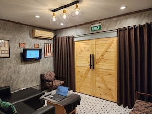 32-inch Smart TV with satellite channels - The Travellers House - Pet Friendly Accommodation (Bangkok)