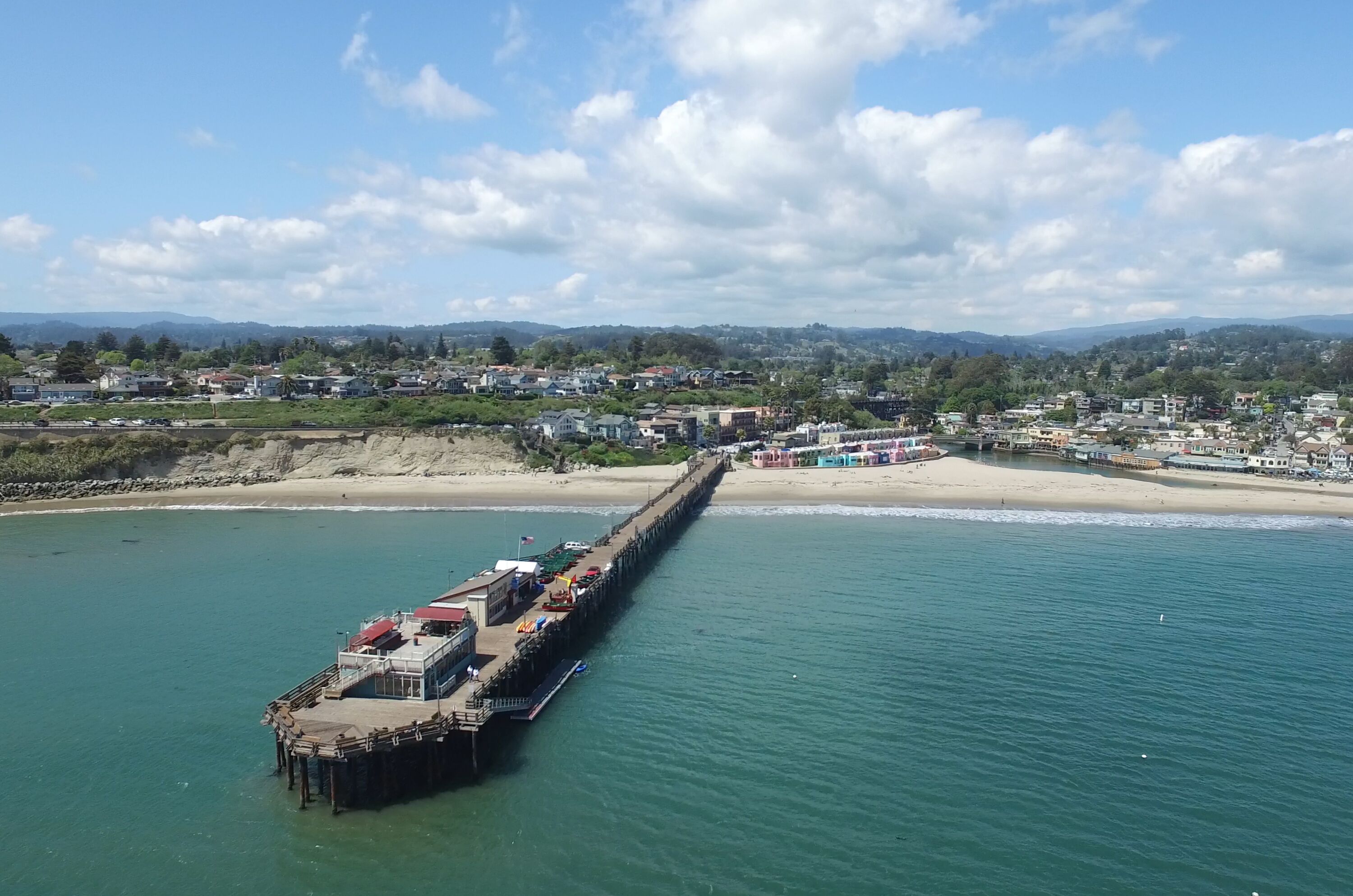 Na praia, espreguiçadeiras, toalhas de praia 