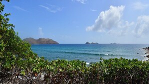 Eine Küstenlandschaft mit klarem Himmel und ruhiger See.