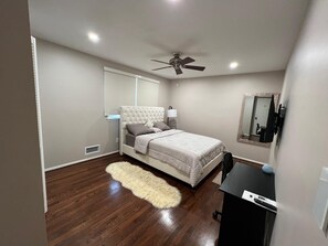 5 chambres, coffres-forts dans les chambres, bureau