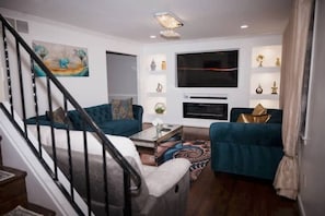 Smart TV, chimenea y tenis de mesa