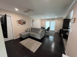 Smart TV, chimenea y tenis de mesa