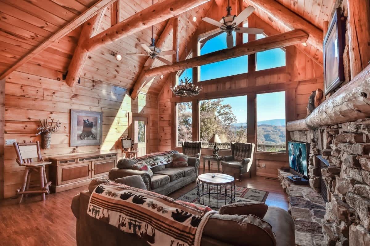 Télévision, cheminée, espaces bureaux, écrans d'ordinateur