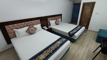 Family Quadruple Room | Desk, free WiFi