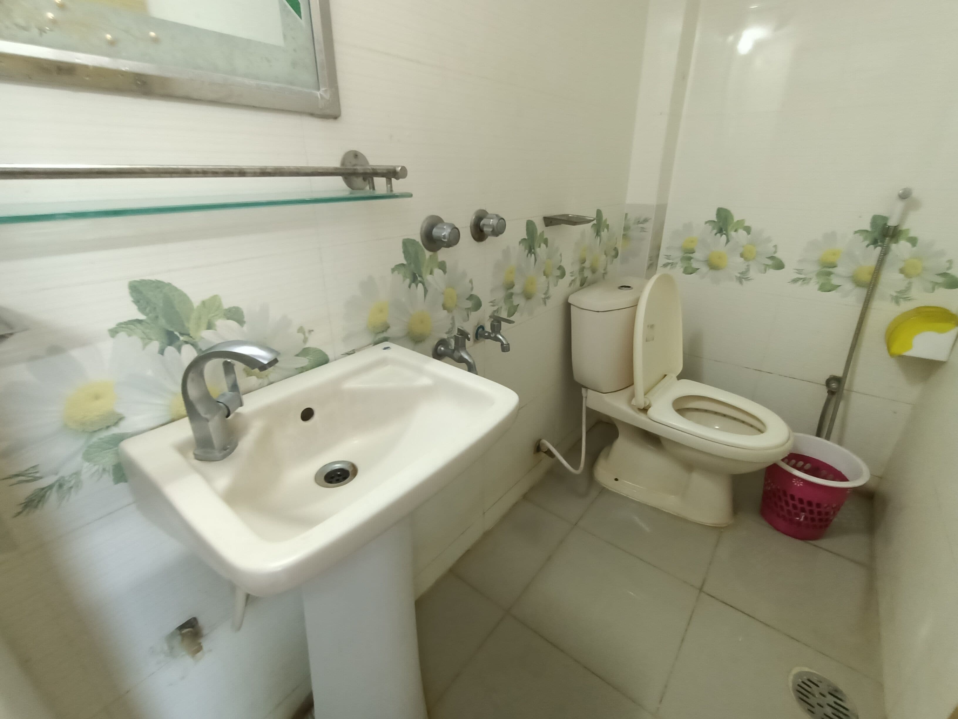 deluxe single room | bathroom | free toiletries, bathrobes, slippers