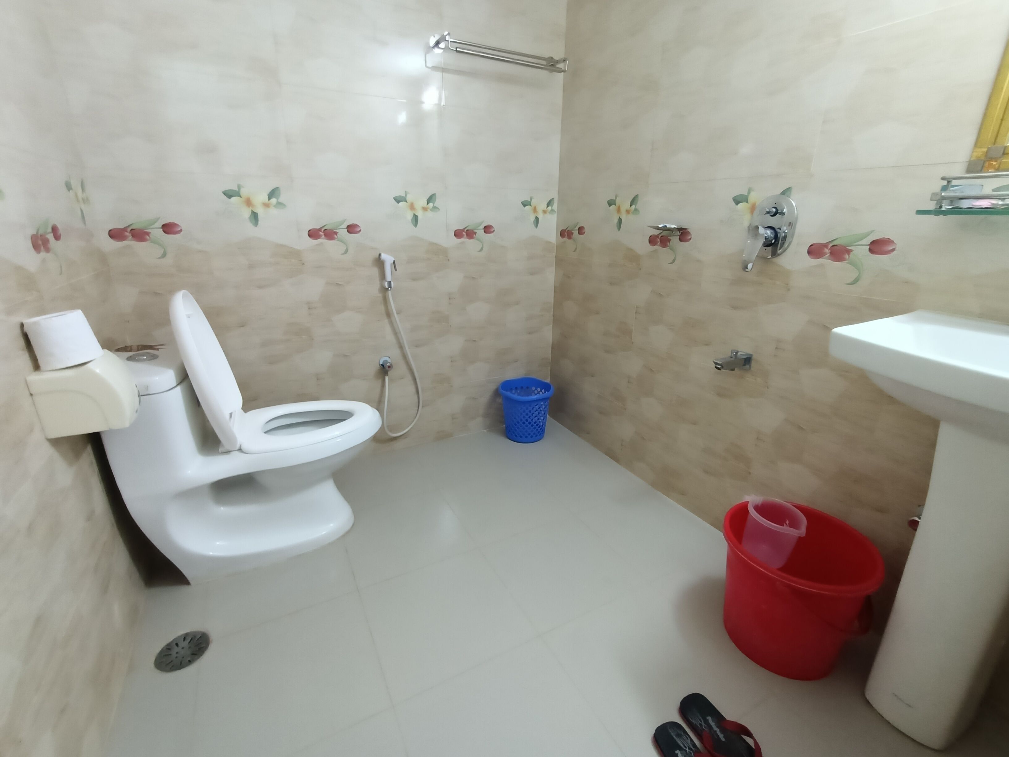 deluxe double room | raised toilet seat