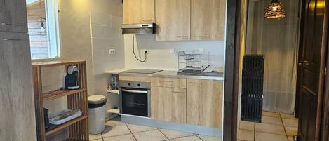 Kühlschrank, Mikrowelle, Ofen, Wasserkocher mit Kaffee-/Teezubehör