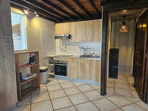 Fridge, microwave, oven, coffee/tea maker