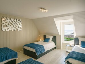 3 slaapkamers, een strijkplank/strijkijzer, internet