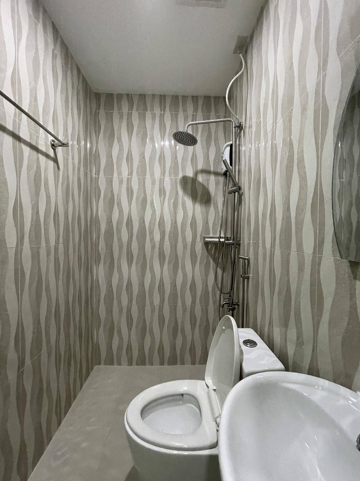 Family Room | Bathroom | Shower, rainfall showerhead, towels, soap
