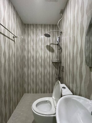 Quarto família | Banheiro | Chuveiro, chuveiro com efeito de chuva, toalhas de banho, sabonete
