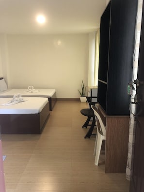 Habitación empresarial | Escritorio, camas extra y ropa de cama 