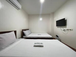 Business Room | Desk, rollaway beds, bed sheets - Marion's Inn Bldg 2 Bantayan powered by Cocotel (Bantayan)