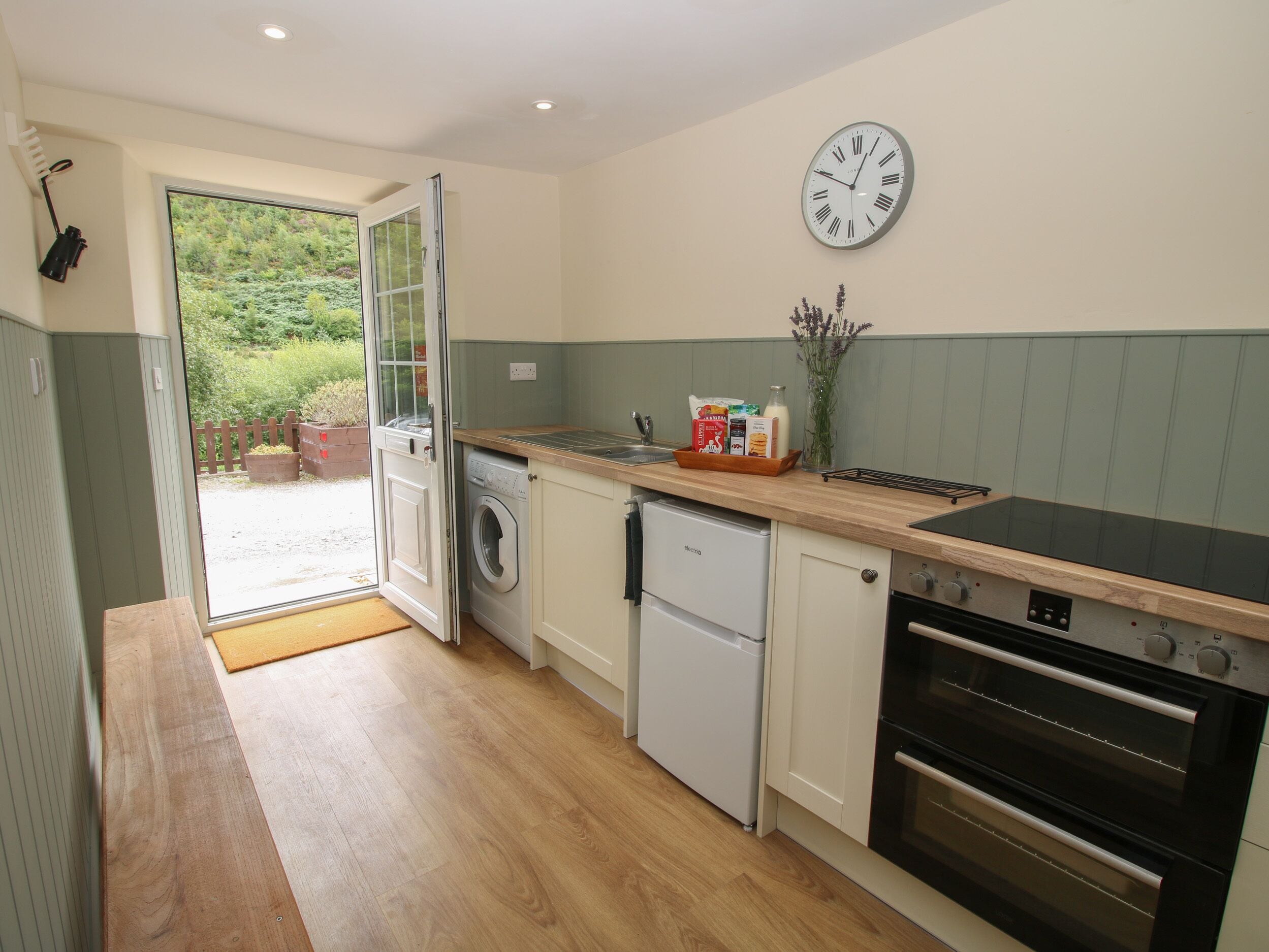 Lemari es, mesin pencuci piring, ketel listrik, dan pemanggang roti