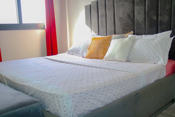 3 habitaciones, tabla de planchar con plancha, wifi y ropa de cama 