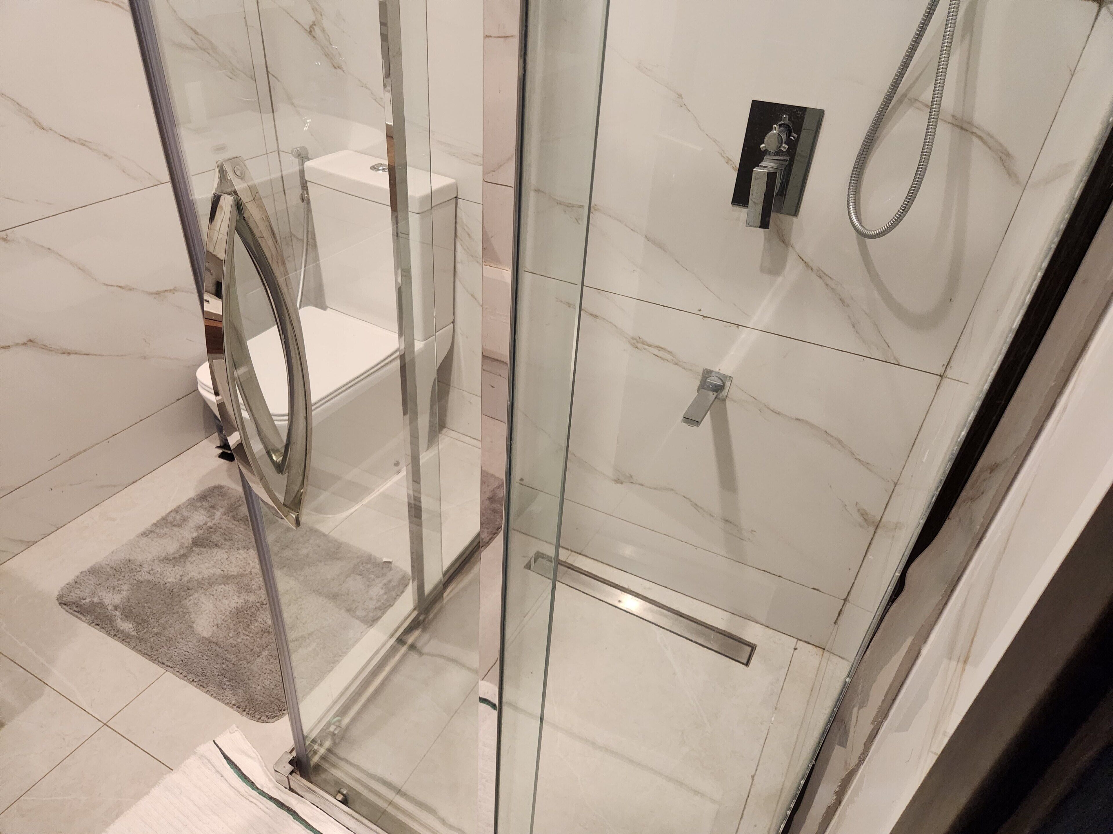 Secador de cabelo, toalhas de banho, sabonete, shampoo