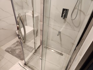 Secadora de cabello, toallas, jabón, shampoo