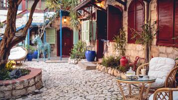 Queen Room with Spa Bath | 1 Schlafzimmer, individuell eingerichtet, Schreibtisch