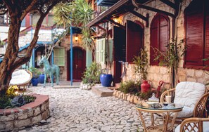 1 chambre, ameublement personnalisé, bureau