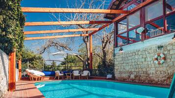 Outdoor pool, pool umbrellas, sun loungers