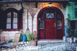 Muebles diferentes, escritorio y espacio para trabajar con laptop 