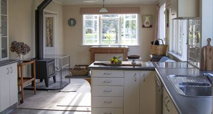 Berwick cottage - quaint country cottage - 1.4km to the heart of Greytown