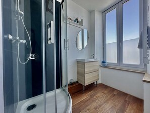 Een douche, een haardroger, handdoeken